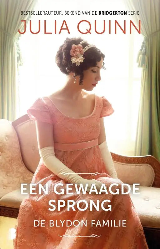 Een gewaagde sprong met een vrouw in een perzikkleurige kanten jurk met pofmouwen zittend op een sierlijke stoel