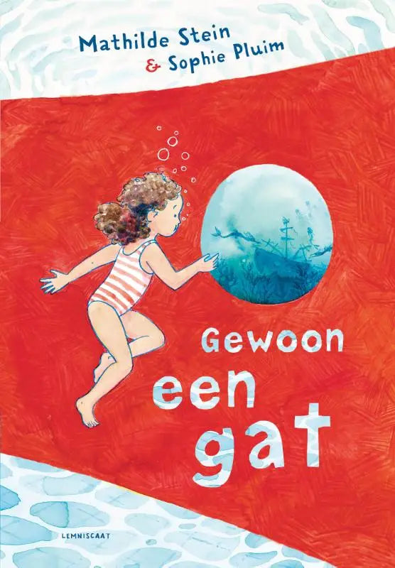 Vibrante rode kinderboekenkaft van gewoon een gat van mathilde stein met een meisje in gestreept badpak en een schip in een bubbel