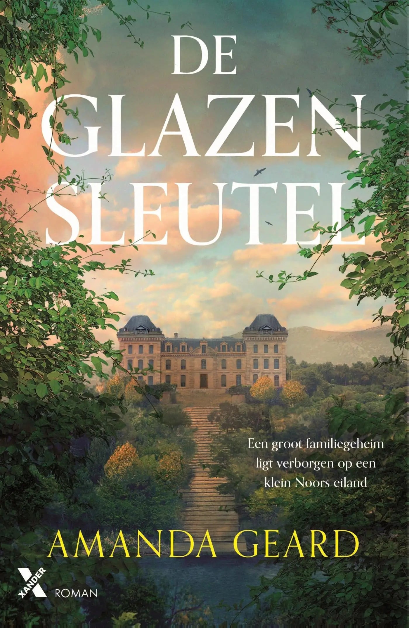 De glazen sleutel boekcover met een beige stenen herenhuis en blauwe koepeldaken tussen groene bomen