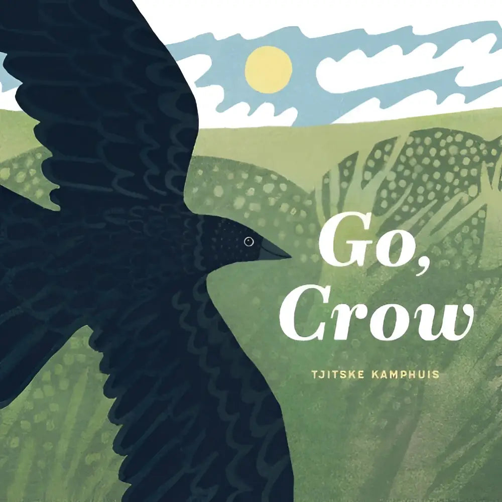 De voorkant van het kinderboek go crow van tjitske kamphuis toont een gestileerde zwarte kraai in vlucht boven groene velden en een gele zon