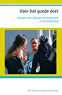 Gele omslag van boek met blauwe tekst en foto van drie vrouwen over werken met hulpverleningsdoelen in jeugdzorg