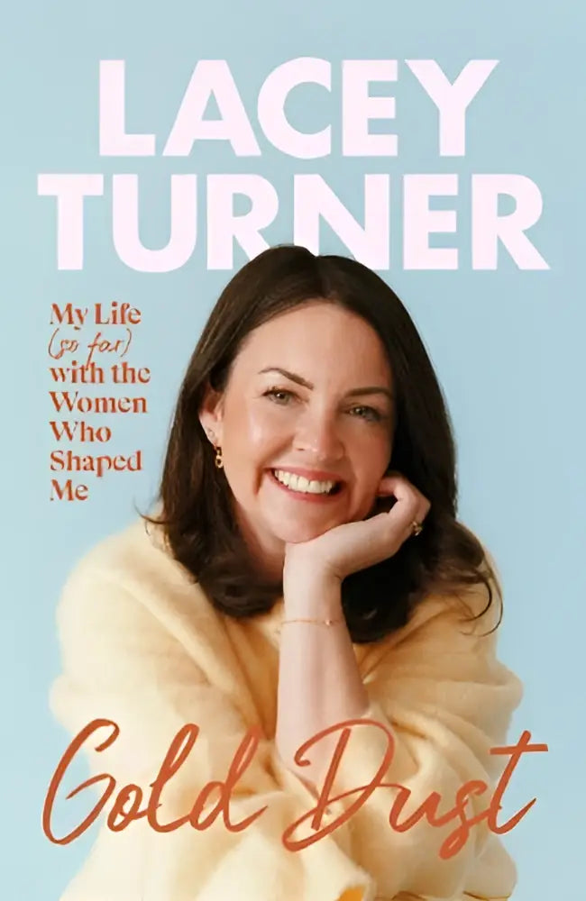 De boekcover van gold dust toont lacey turner in een zachte gele gebreide trui met warme make-up tegen een lichtblauwe achtergrond