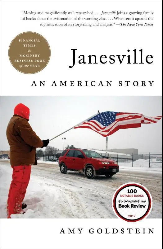 Het boek janesville an american story van amy goldstein toont een persoon in rode winterkleding met een amerikaans vlag naast een rode suv op een besneeuwde weg
