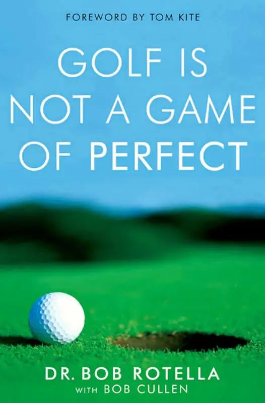 Een witte golfbal met een geperforeerd oppervlak ligt op groen gras bij een hole golf is not a game