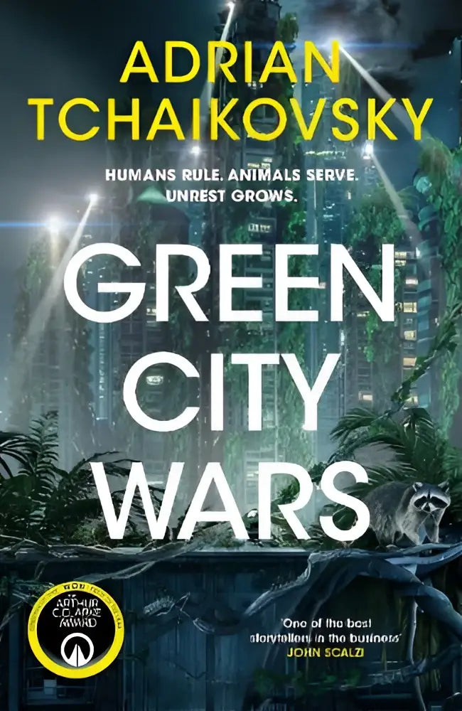 De boekcover van green city wars door adrian tchaikovsky toont witte letters tegen een groene futuristische stad