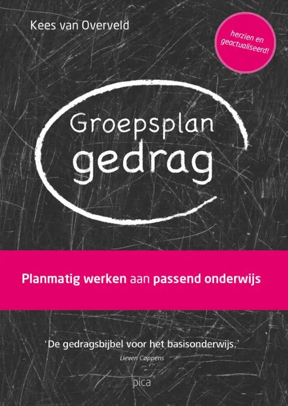 De boekcover van groepsplan gedrag toont witte krijtletters op een zwartbord met een ovale omlijsting uitgeverij pica