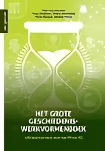 Groene glazen wijnfles met gouden folielabel en zwarte tekst bij het grote geschiedeniswerkvormenboek van koen henskens