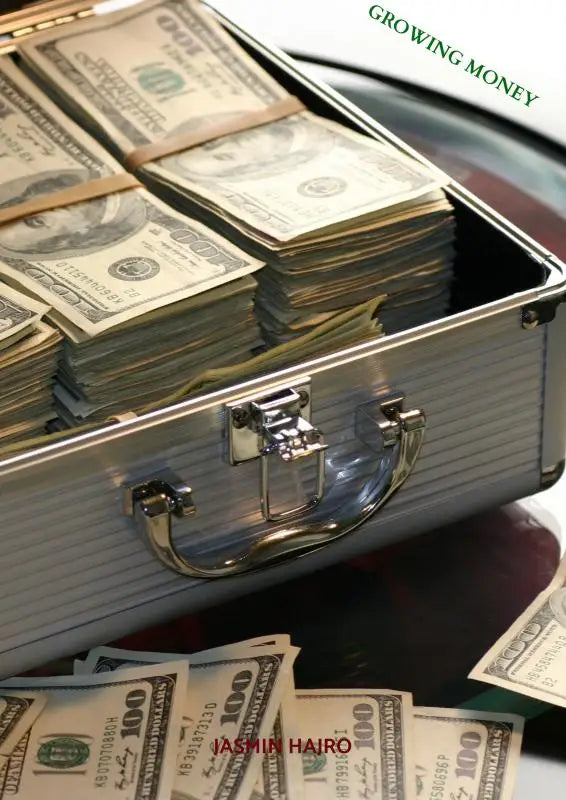Zilver aluminium aktetas gevuld met stapels us 100 dollar biljetten geschikt voor growing money investeringen