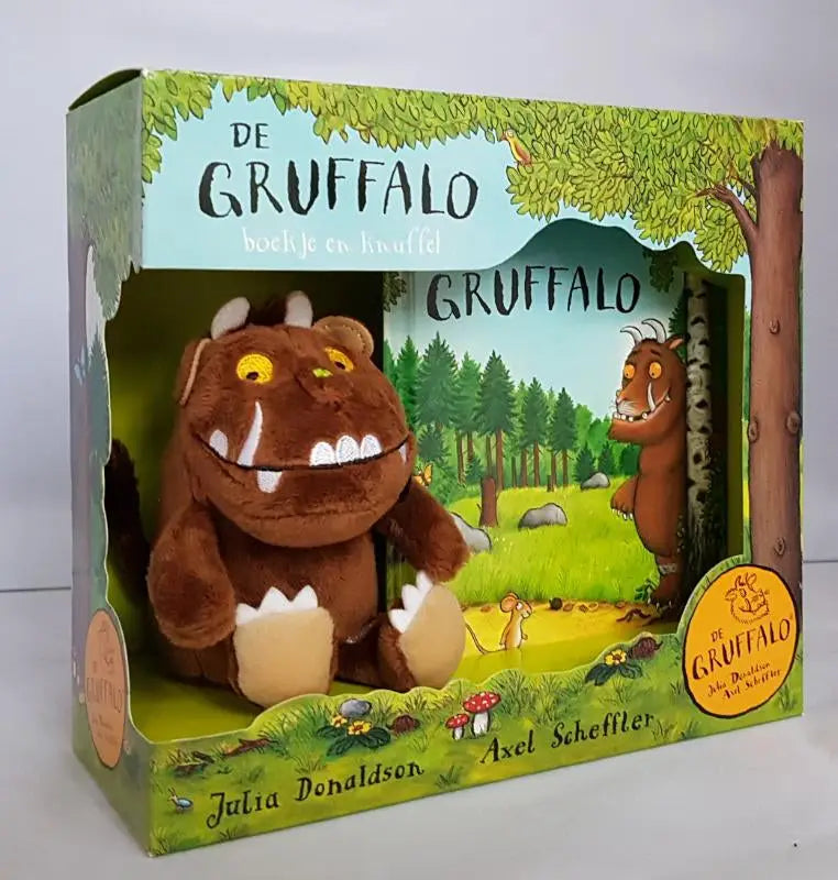 Bruine pluche gruffalo knuffel met witte klauwen en tanden in gruffalo-cadeauset boekje van julia donaldson binnen prentenboeken