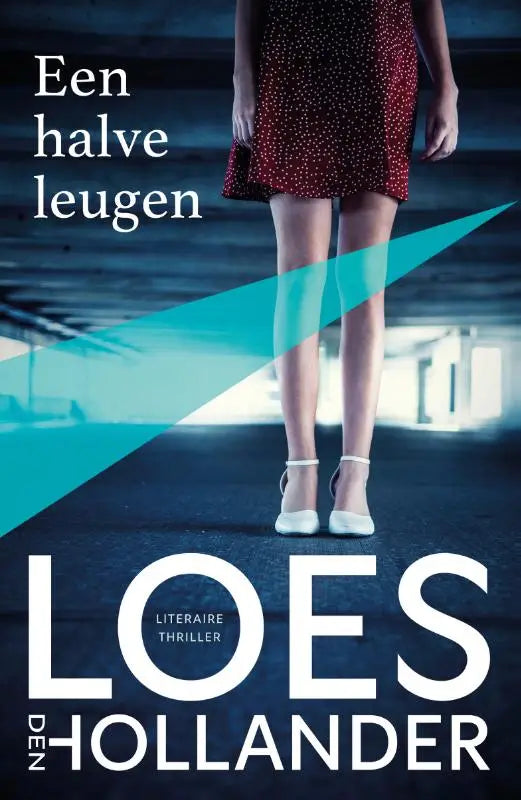 Een halve leugen jurk opvallend rood met witte polka dots en witte hoge hakken gedragen door vrouw