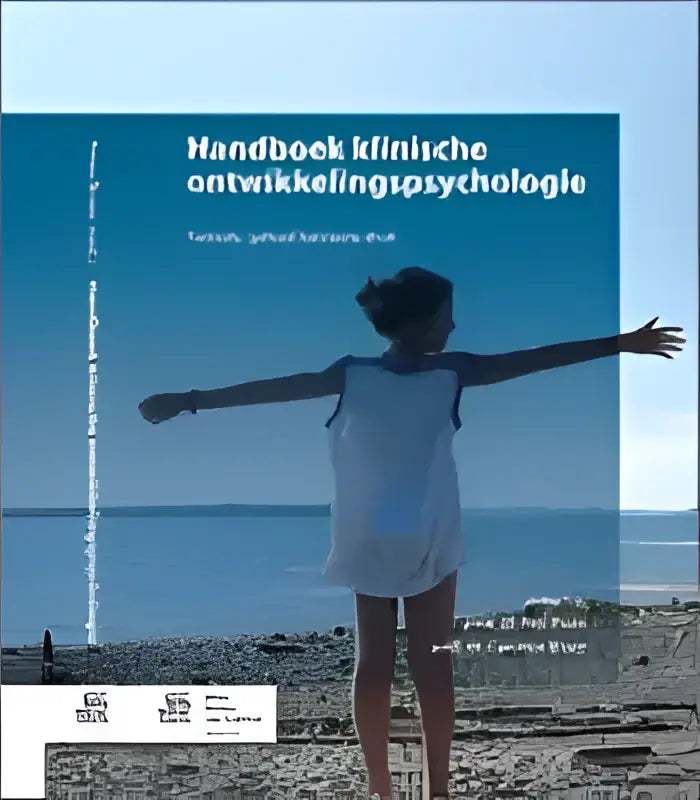 De cover van het handboek klinische ontwikkelingspsychologie toont een vrouw in een witte jurk met uitgestrekte armen op het strand