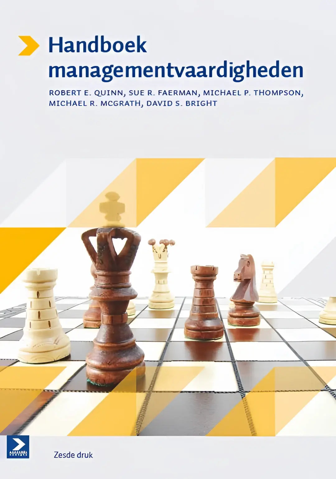 De cover van het handboek managementvaardigheden toont een houten en offwhite schaakbord voor hoger onderwijs koninklijke boom uitgevers