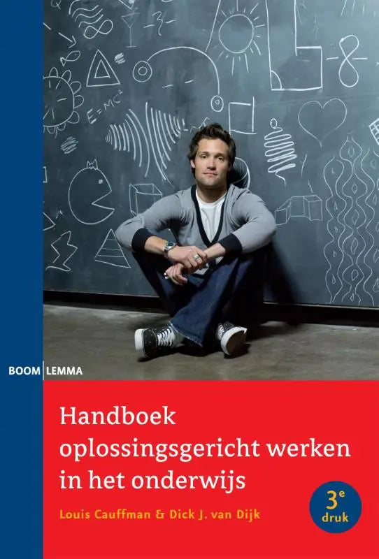 Handboek oplossingsgericht werken met man in casual kleding voor rode achtergrond en schoolbord met tekeningen