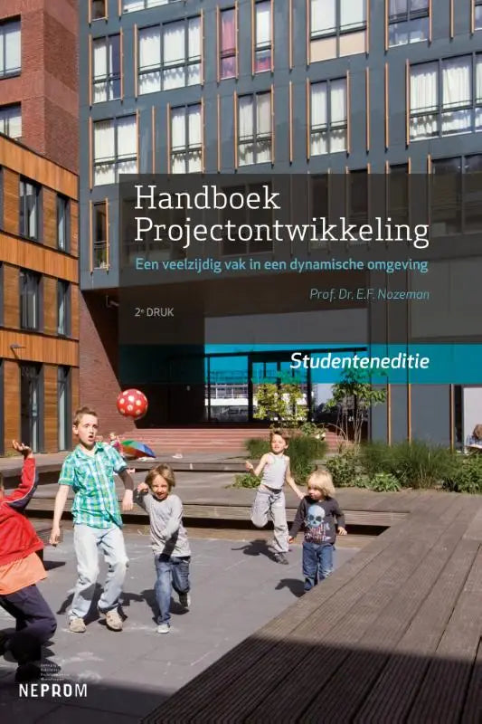 De cover van het handboek projectontwikkeling van jan fokkema toont een moderne gevel en spelende kinderen, gericht op fiscaal recht