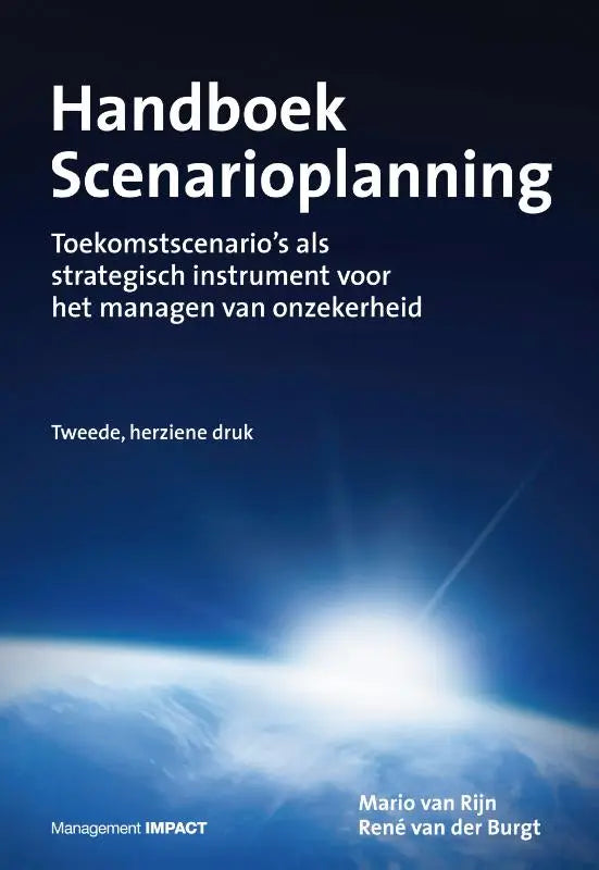Het handboek scenarioplanning is een strategisch instrument met een blauwe omslag en afbeelding van de aarde vanuit de ruimte
