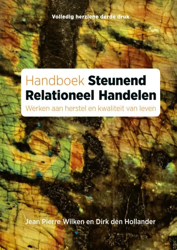 Het handboek steunend relationeel handelen heeft een aardse textuur met bruine, groene en oranje patronen