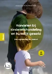 Groen boek handelen bij kindermishandeling en huiselijk geweld met witte tekst en illustratie van twee kinderen door linda douma medi hoes