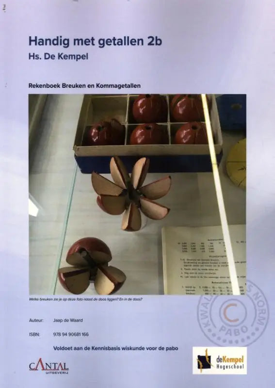 Handig met getallen houten abacus met rode kralen in blauwe doos en extra kralen los weergegeven