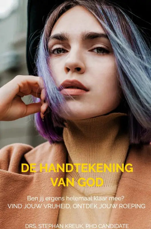 Vrouw met paarsblauw haar in een tan coltrui symboliseert vrijheid en ontdek roeping in de handtekening van god
