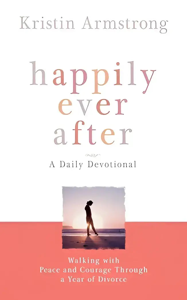 Een zachte roze en witte boekomslag van happily ever after een dagelijkse overdenking door kristin armstrong met een silhouet van een persoon die op het strand wandelt bij zonsondergang gericht op peace and courage bij een scheiding