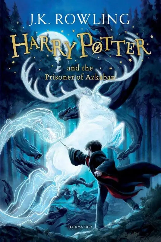 De cover van harry potter en de gevangene van azkaban toont een gloeiende witte hert in een donkere magische schoolbos