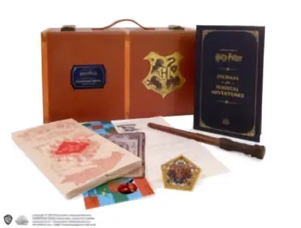 Harry potter hogwarts trunk collectibleset lederen koffer met goudkleurig wapen en bijpassend boek, toverstaf en accessoires