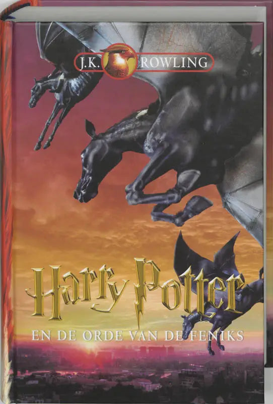Hardcover harry potter boek met levendige omslag van zwarte vliegende paarden tegen oranje paarse lucht en gouden letters