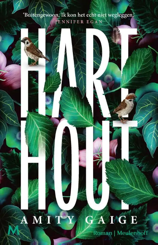 De boekcover van Harthout toont witte letters op een groene achtergrond met roze bloemen en twee kleine bruine vogels