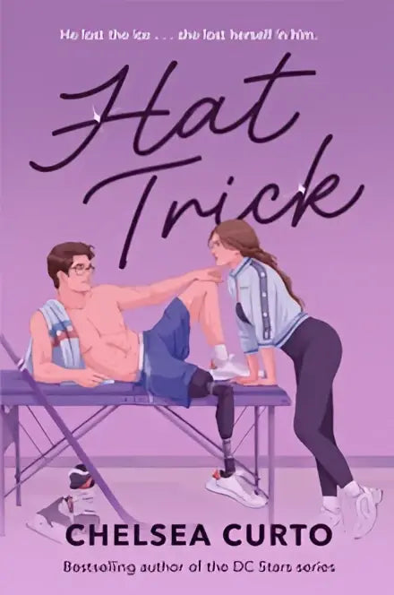 Paars boekcover van hat trick door chelsea curto met illustratie van twee personen aan tafel en hockey romance thema