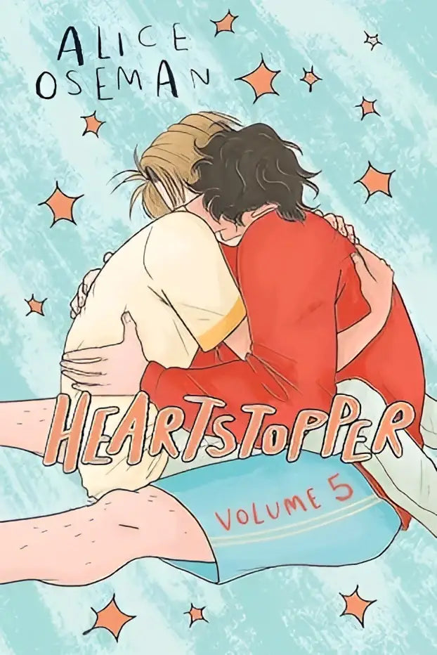 De cover van heartstopper volume 5 manga door alice oseman toont twee personages in een warme omhelzing met een lichtblauwe achtergrond en oranje sterren, een lgbtq+ graphic novel