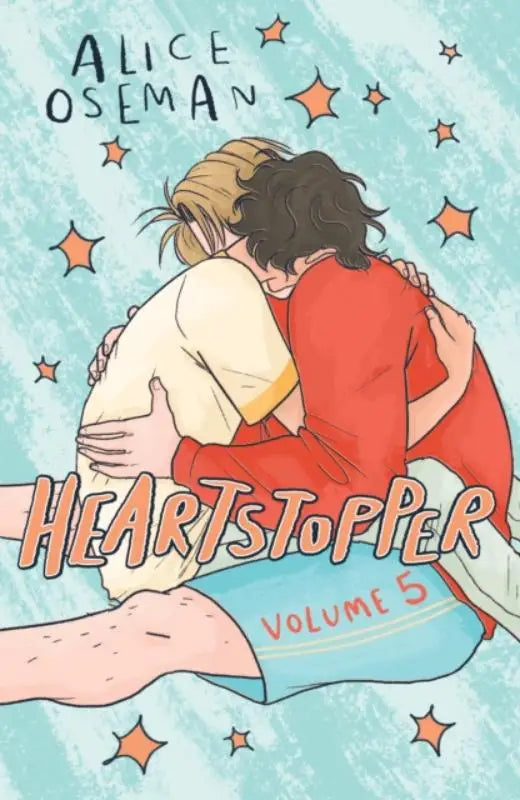 De cover van heartstopper volume 5 door alice oseman toont een omarming tussen twee personages op een lichtblauwe achtergrond met oranje sterren