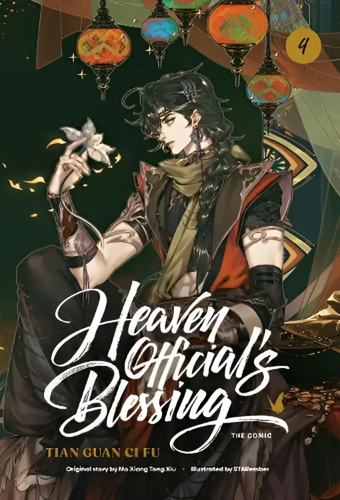 De cover van heaven officials blessing the comic volume 4 toont een personage in donkere kleding met rode en bruine accenten