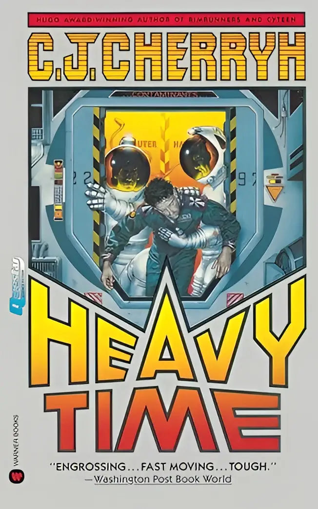 De cover van het boek heavy time door c j uit de company wars series boek 4 met een donkerblauwe achtergrond