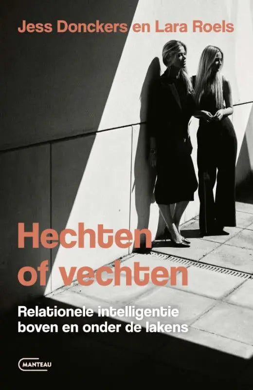 Zwart-witfoto van twee vrouwen voor een geometrisch patroon met titel hechten of vechten door jess donckers en lara roels