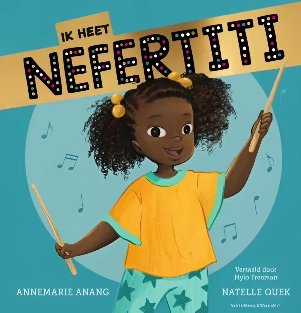 Een vrolijk meisje met krullend haar en gele vlechtjes speelt drumsticks in een kleurrijke illustratie van heet nefertiti door annemarie anang voor jonge lezers