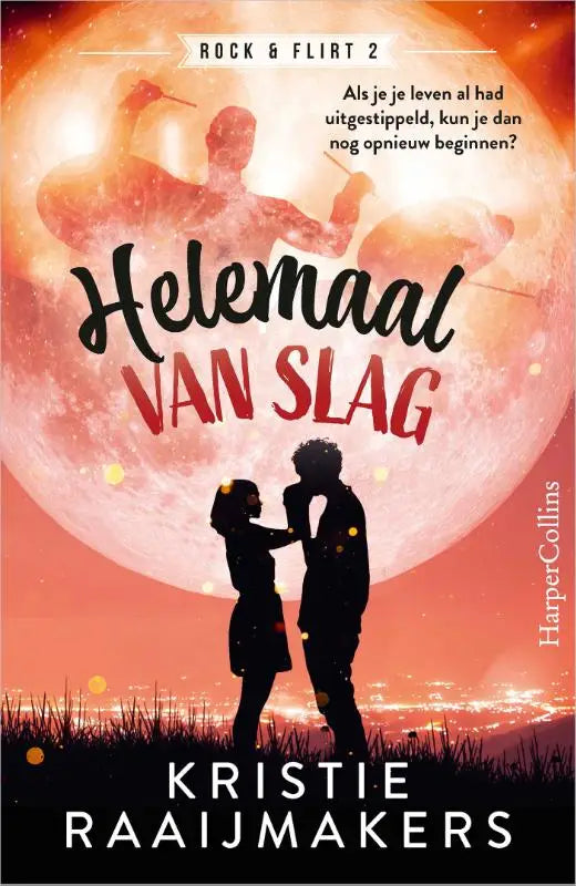 De boekcover van helemaal van slag door kristie raaijmakers toont een romantische silhouet tegen een oranje roze zonsondergang met maan