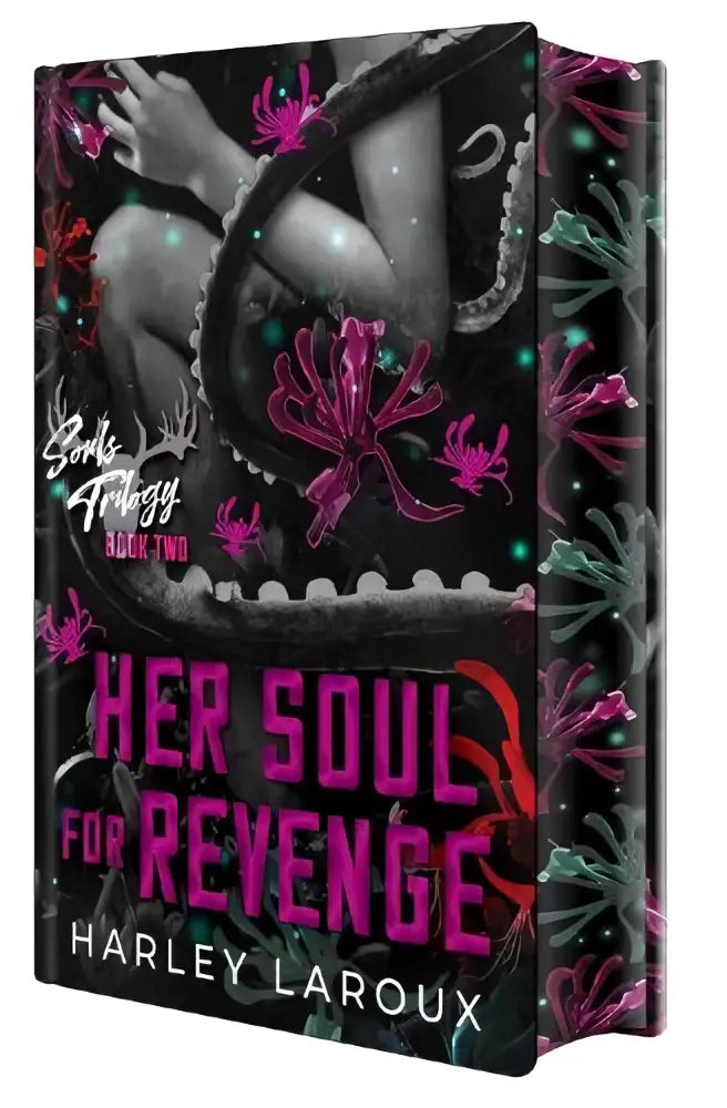 Black hardcover boek met roze en teal bloemen en de titel her soul for revenge door harley laroux een spicy dark demon roman