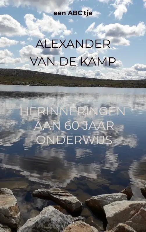 Herinneringen aan 60 jaar onderwijs boek met een serene meerreflectie en heuvels op de omslag