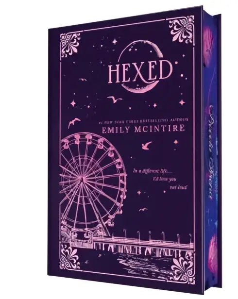 Paarse hardcover collector’s edition boek hexed van emily mcintire met roze folie details