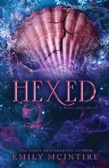 De boekcover van hexed door emily mcintire toont een roze paarse schelp met barsten tegen een kosmische achtergrond