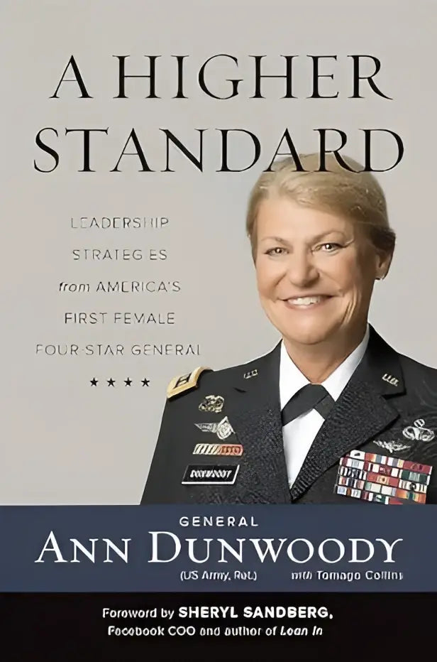 Een hardcover boek getiteld a higher standard door generaal Ann Dunwoody met een portret in militaire uniform