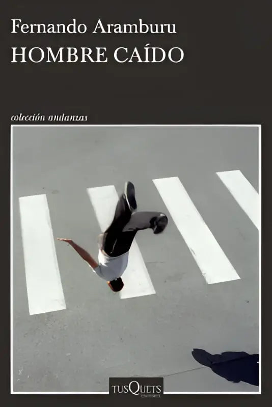 De boekcover van hombre caído door fernando aramburu toont een minimalistisch design met zwarte tekst voor relatos cortos