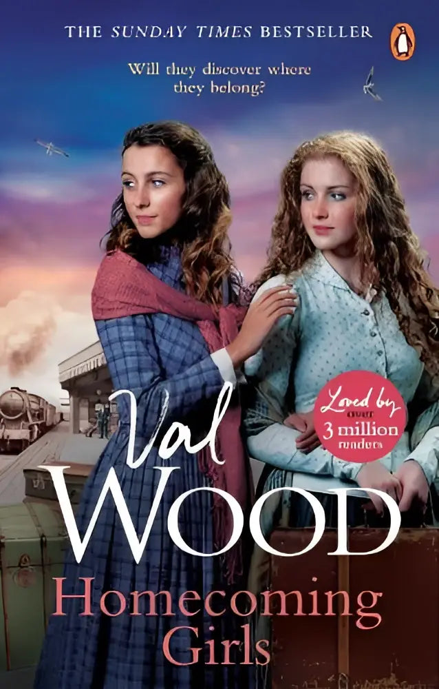 De boekcover van homecoming girls door val wood toont twee vrouwen in periodekleding bij een stoomtrein onder schemerlicht