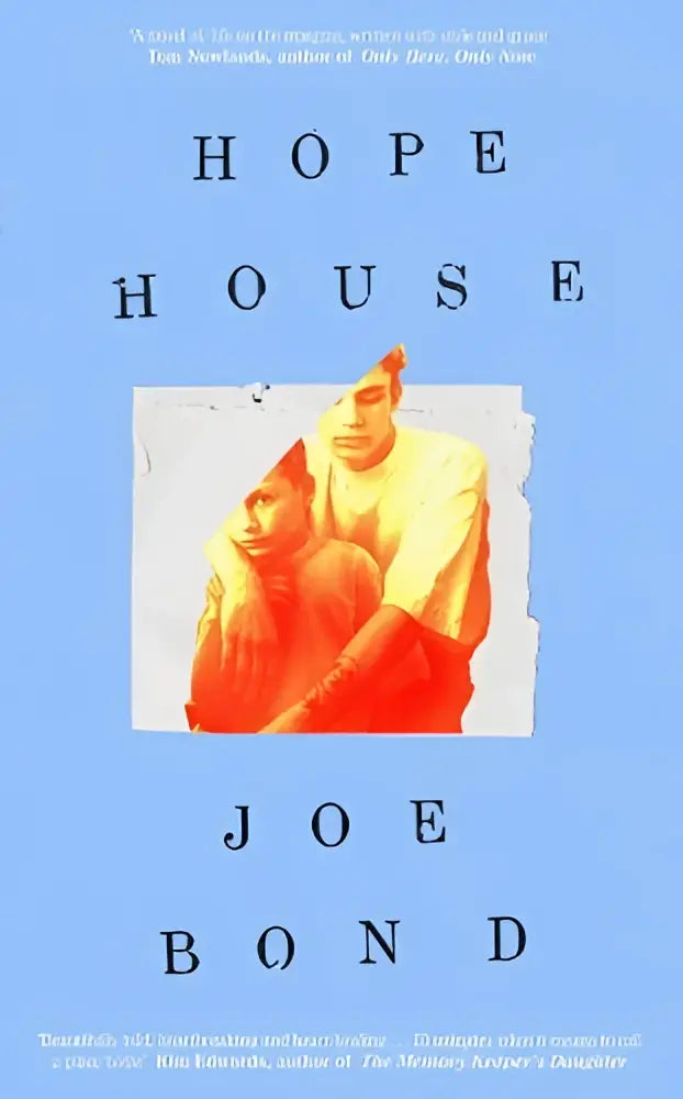 De boekcover van hope house door joe bond toont twee personen in rood en wit tegen een lichtblauwe achtergrond