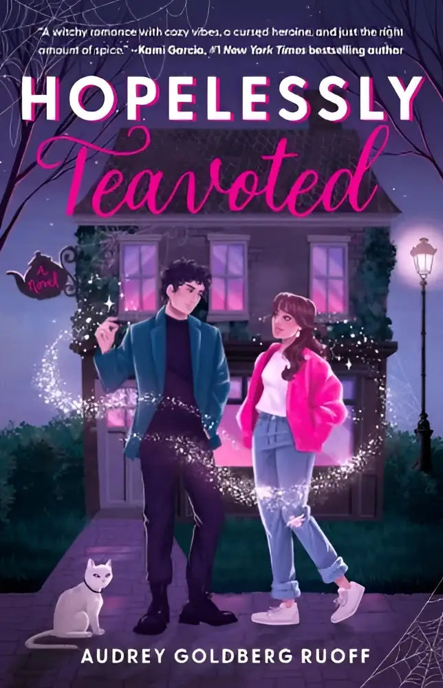 De boekcover van hopelessly teavoted door audrey goldberg ruoff toont een kleurrijke illustratie met twee personages voor een betoverend huis onder een paarse hemel