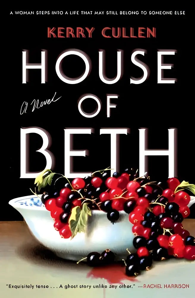 Witte keramische kom overvol met rode en zwarte bessen voor house of beth - a novel productfoto