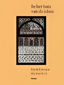 Boekcover van in het huis van de islam met zwart-wit foto van boog met tegelwerk op oranje achtergrond door koninklijke boom uitgevers
