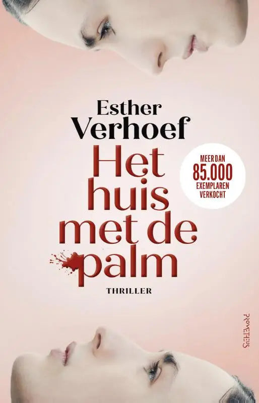 Het boekomslag van het huis met de palm door esther verhoef toont een zachtroze achtergrond met twee gestileerde gezichten en rode titel in serif voor een literaire thriller