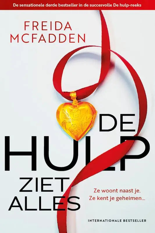 Een gouden hartvormige hangsluiting met ingewikkelde gravures aan een rode lint symboliseert hulp ziet alles