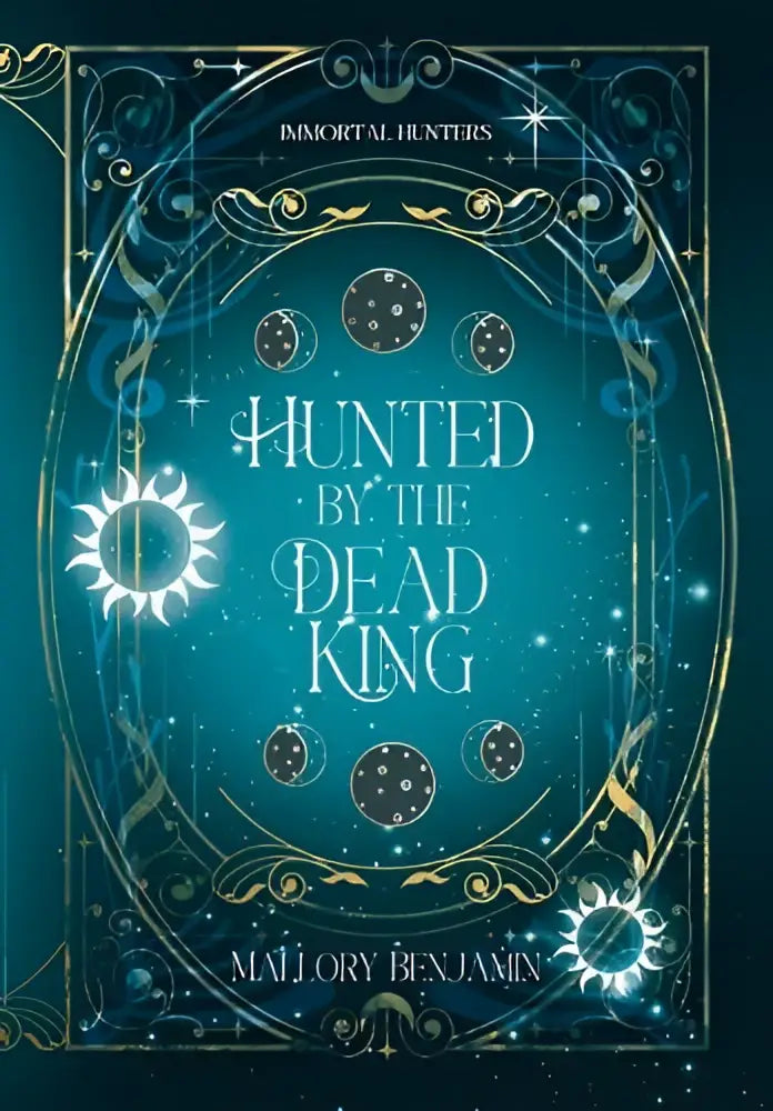 De boekcover van hunted by the dead king door mallory benjamin toont goudkleurige filigranen en hemelse motieven op diepte teal achtergrond